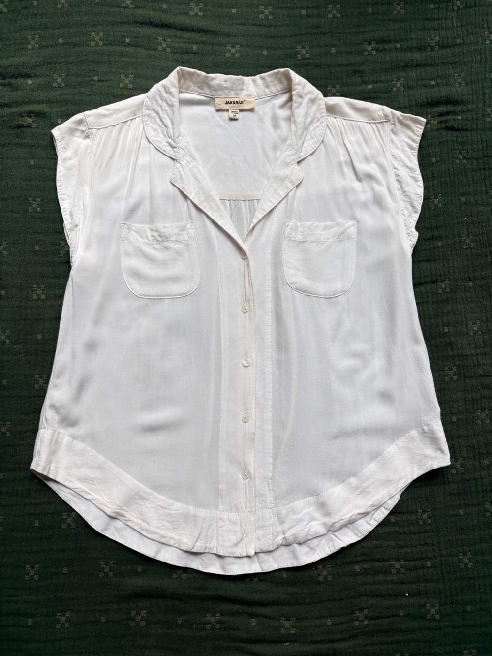 Jak&Rae Sleeveless White Button-Down Shirt with Chest Pockets